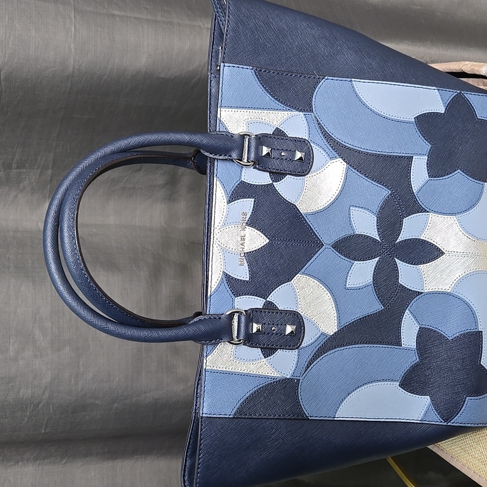 Michael Kors Blue  Patterned Tote EUC - Picture 16 of 16